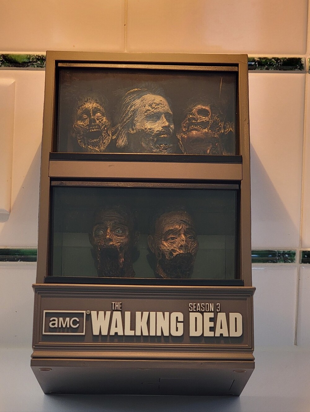 The Walking Dead Season 3 Limited Edition Heads in Fish Tank W/Season 3 Blu-ray